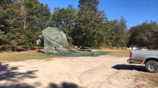 Un vehicul militar de 3 tone, lansat din avion, a aterizat în curtea unui american