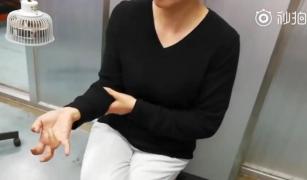 Tânăra cu degetele blocate din cauza telefonului