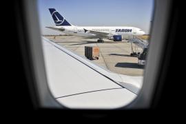 Europarlamentari români blocați pe aeroportul din Strasbourg. Aeronavă Tarom a avut probleme tehnice