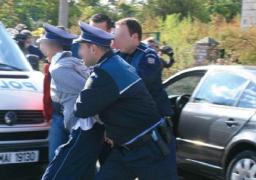 Tânăr încătușat de polițiști la Constanța, după ce i-a înjurat pe oamenii legii la locul unui accident