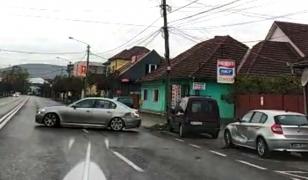 Video cu momentul în care un şofer din Bistriţa loveşte două maşini şi un stâlp şi apoi fuge