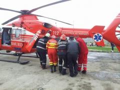Elicopter SMURD preia o victimă