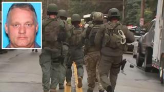 Polițiști intervin la locul atacului comis de Robert Bowers