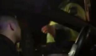 Reacţia unor poliţişti după ce un şofer tras pe dreapta începe să facă glume