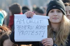 A murit Smaranda, adolescenta cu mesajul viral de la protestele din Piaţa Victoriei