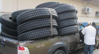 Samsarii au jefuit un TIR plin ochi cu anvelope noi, în târgul auto din Prahova. Şoferii au năvălit să profite de ocazie