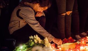 Răni deschise, suflete zdrobite și amintiri de coșmar la trei ani de la Colectiv