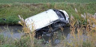 Microbuzul românilor răsturnat într-un șanț, pe o șosea din nordul Germaniei