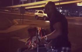Video viral cu Floyd Mayweather, care coboară din maşină cu mâna plină de bani lângă un bărbat în scaun cu rotile
