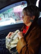 Bătrânică lasă din greşeală 150 de lei pentru o cursă de 15 lei. Gestul taximetristului provoacă o emoţie incredibilă