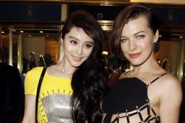 Actriţele Fan Bingbing şi Mila Jovovich pozează la parada modei