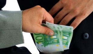 Doi poliţişti din Argeş, reţinuţi după ce dădeau permise de conducere pentru 300 de euro