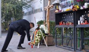 Preşedintele Klaus Iohannis a aprins o lumânare la clubul Colectiv