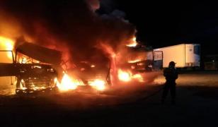 Trei TIR-uri s-au făcut scrum într-o parcare din Arad