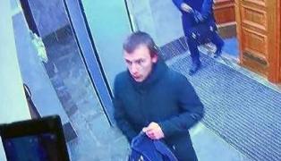 Adolescentul de 17 ani în clădirea FSB, fost KGB, cu puțin înainte de atacul sinucigaş