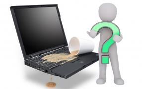 Laptopul în bucătărie sau cana lângă laptop, greșeli care ne pot costa