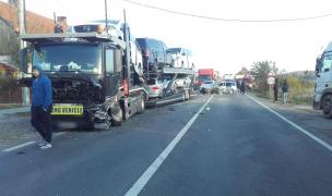 Accident la Tălmaciu, un copil de un an şi 6 luni e în stare gravă. O şoferiţă a intrat pe contrasens într-un TIR