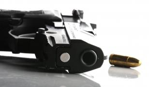 Primarul comunei Butimanu a tras cu pistolul dupa ce a fost atacat cu topoare