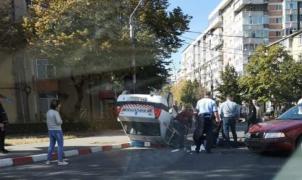 Maşină de poliţie răsturnată în plină intersecţie, la Piteşti. Autospeciala a fost izbită puternic de un şofer