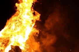 O femeie și-a turnat diluant pe ea și și-a dat în curtea casei, la Gorgota, în Prahova (Video)