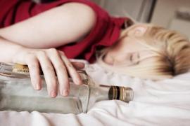 Tânără însărcinată, aproape de comă alcoolică! Femeia s-a prăbuşit într-o primărie din Botoşani, sub privirile îngrozite ale oamenilor