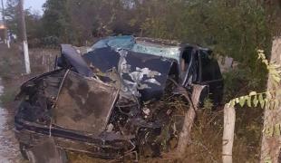 Accident cu 5 victime la Vaideeni, în Vâlcea. Erau toţi beţi, poliţiştii nu ştiu cine a condus maşina care s-a făcut praf