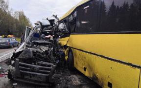 Sunt 13 morţi, între care 10 femei, după un accident cu un microbuz şi un autobuz, pe o şosea din Rusia (video)
