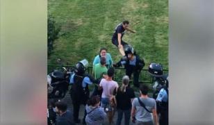 Protestatarul care a lovit un jandarm cu piciorul în cap a fost arestat