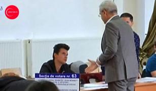 Liviu Dragnea, lăsat cu mâna întinsă de doi dintre membri comisiei de votare la referendum