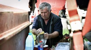 Un şofer român, în lacrimi într-o parcare de camioane din Olanda: "Acasă nu mai pot să trăiesc"