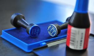 Ştampilă la o secţie de votare din Craiova, la referendumul pentru familie