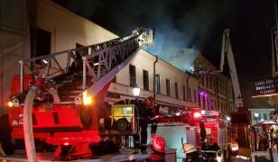 Incendiu violent în Centrul Vechi din Bucureşti. Mai multe persoane au fost evacuate