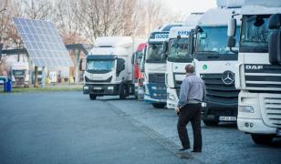 Toţi şoferii români de TIR găsiţi în parcările din Belgia, în acest weekend, sunt luaţi la întrebări