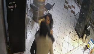 Simona, o româncă din Italia, s-a luat la bătaie cu un hoţ mascat venit să jefuiască barul unde tânăra lucra (video)
