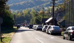 Un bărbat a murit în staţia de autobuz, în Bihor, strivit de o maşină aruncată peste el de un stîlp de lemn dărâmat de un şofer beat