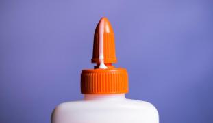 Cum scapi de super glue-ul de pe piel