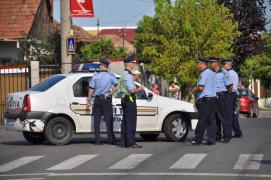 Referendum pentru familie. Scandal în Dolj, după ce mai mulţi oficiali au dus oamenii la vot şi le-au spus cum să voteze