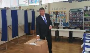 Referendum pentru familie. Klaus Iohannis a votat la Sibiu: Nu s-au înghesuit, aşa-i? (Video)