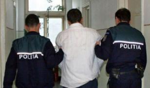 În doar trei săptămâni, un bărbat din Lugoj a fost prins de trei ori beat la volan, a intrat cu toporul într-o Universitate şi cu trei cuţite în Judecătorie