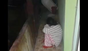 O femeie din Rucăr, filmată de soţ în timp ce o agresa şi umilea, a fost salvată de un bileţel strecurat în sandvişul copilului