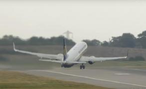 Decolare de infarct a unui avion Ryanair, în timpul furtunii Ali