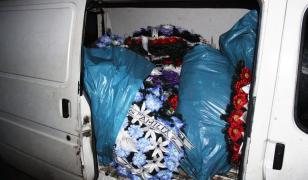 Două femei, prinse în timp ce furau coroane funerare dintr-un cimitir din Galaţi