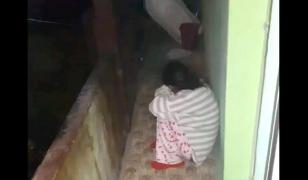 Femeia din Rucăr umilită şi bătută, pusă de soţ să jure pe copii că nu l-a înşelat