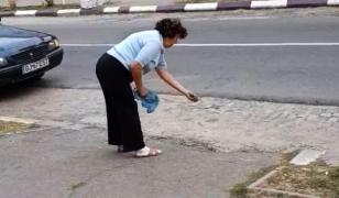 Femeie din Târgu Cărbuneşti, filmată în timp ce 'plantează' cioburi pe trotuar (Video)