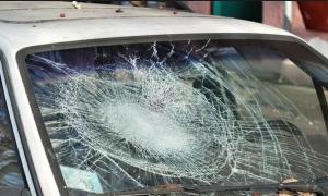 Parbrizele a 22 de mașini sparte cu o piatră de un bărbat din Bacău, chiar lângă sediul Inspectoratului de Poliție