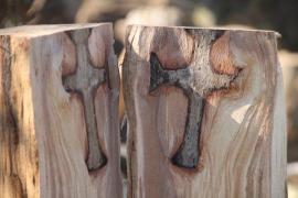 O cruce mare s-a ivit dintr-un buştean, când omul a dat cu toporul. Sătenii au venit în număr mare să vadă minunea