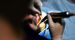 O româncă, stomatolog în Franţa, supranumită "măcelarul", condamnată după ce a mutilat 22 de pacienţi