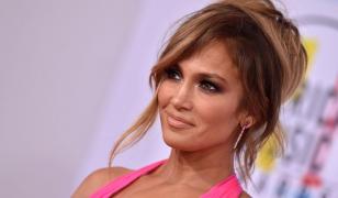 Jennifer Lopez a pozat aproape goală la 49 de ani: 'Am girjă de mine şi se vede'