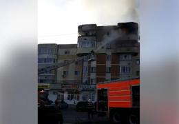 Incendiu violent într-un bloc din Piteşti, izbucnit de la o candelă. Mai multe familii, evacuate de urgenţă
