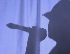 Tânăr poliţist din Iaşi, înjunghiat de trei ori de un vecin. Agentul a fost dus direct în sala de operaţii